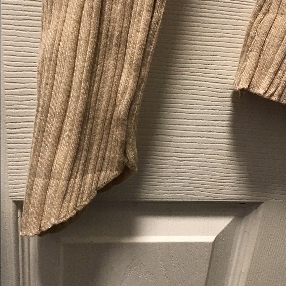 NWT! Haeof sweater Medium - Picture 4 of 8